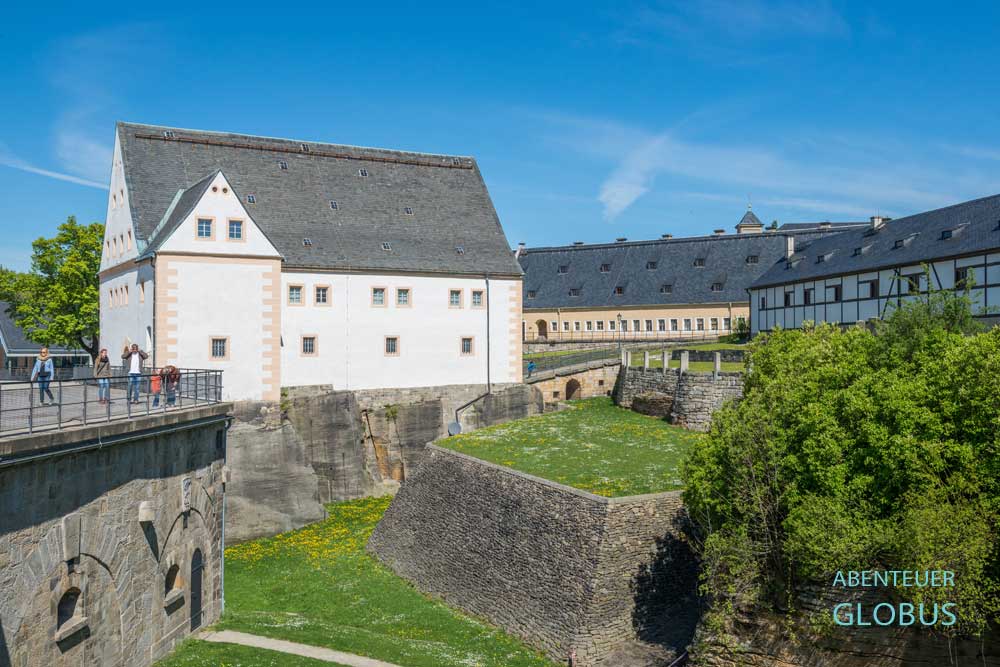 Festung Königstein mit Altem Zeughaus nahe der Stadt Königstein im Elbsandsteingebirge