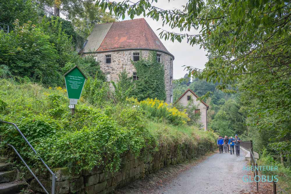 Wanderer an der Burgruine Wehlen in der Stadt Wehlen