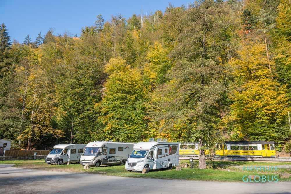 Wohnmobile auf dem Campingplatz und Pension Ostrauer Mühle und die Kirnitzschtalbahn dahinter  im Kirnitzschtal bei Bad Schandau in der Sächsischen Schweiz