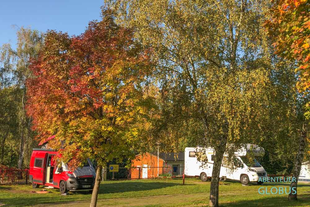 Zwei Wohnmobile auf dem Campingplatz "Entenfarm" Hohnstein im Herbst in der Sächsischen Schweiz