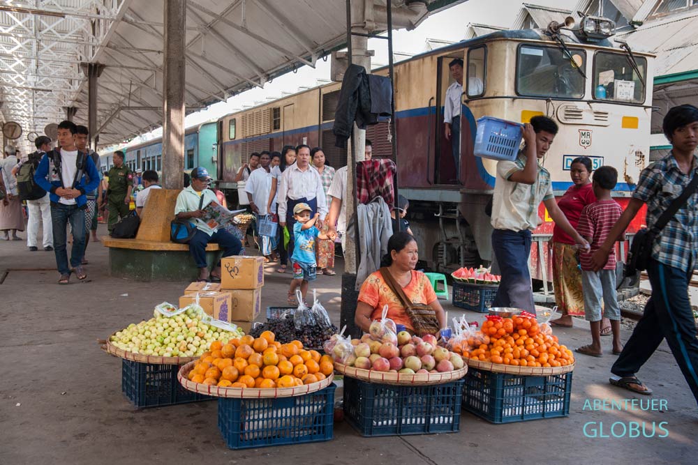 Obstverkäuferin auf dem Bahnsteig des Circle Train in Yangon.