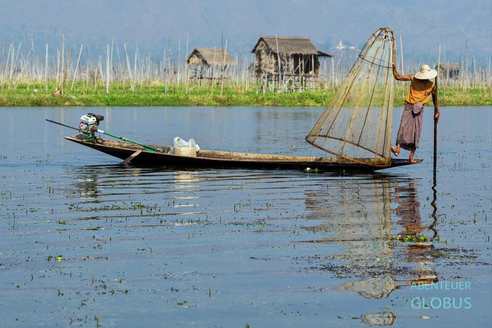 Intha-Fischer mit traditioneller Fischreuse bei der Arbeit auf dem Inle-See.