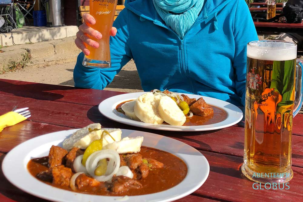 Gulasch mit Knödel und Bier vom Restaurant Brand Baude auf der Brandaussicht bei Hohnstein