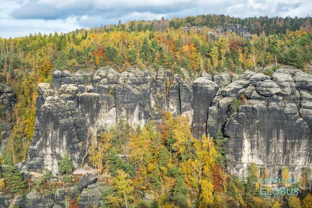 Herbstlandschaft mit Felsmassiv Großer Dom mit Domwächter im Elbsandsteingebirge
