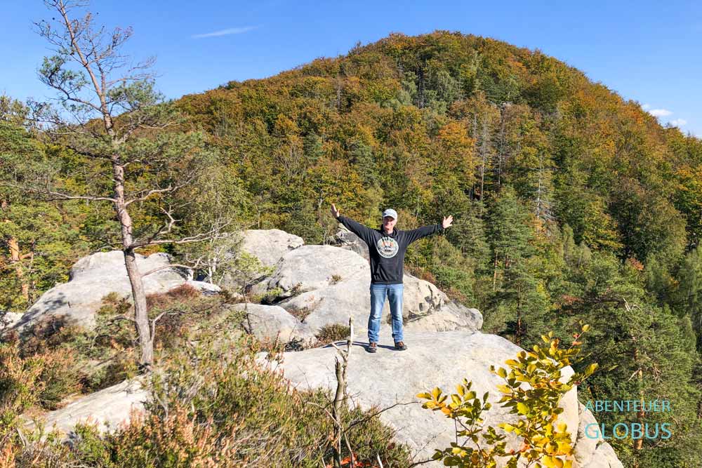 Felsen mit Wanderer beim Felsentor Kuhstall in der Sächsischen Schweiz