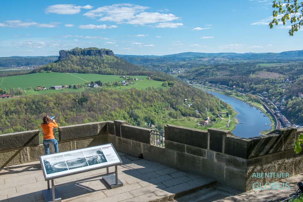 Besucherin blickt von der Festung Königstein ins Elbtal, links Tafelberg Lilienstein im Nationalpark Sächsische Schweiz.