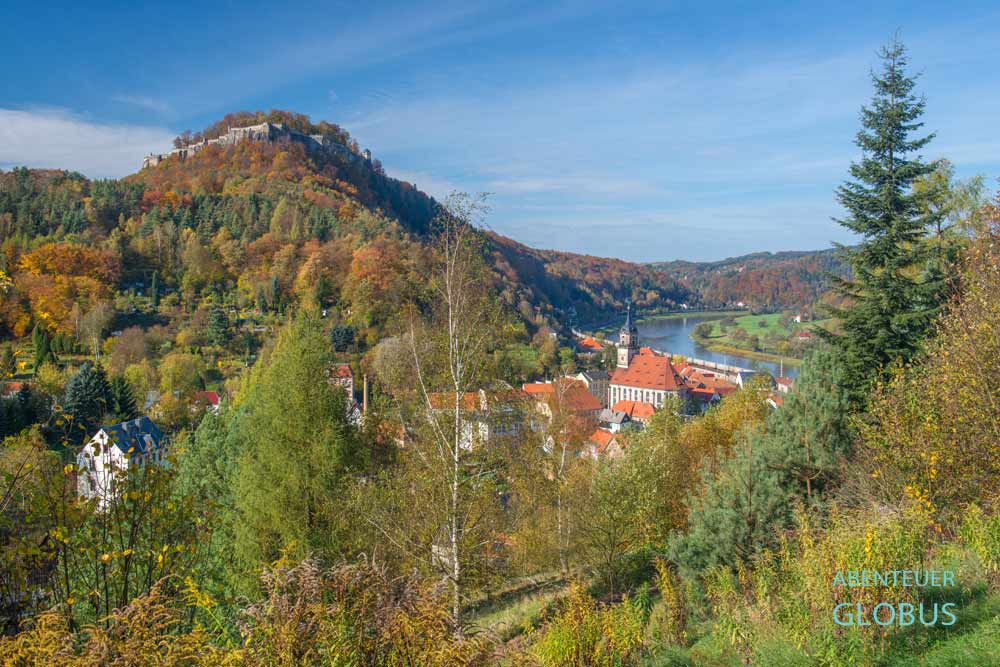 Ort Königstein mit Stadtkirche St. Marien an der Elbe und Festung Königstein auf dem Berg im Herbst, Sächsische Schweiz