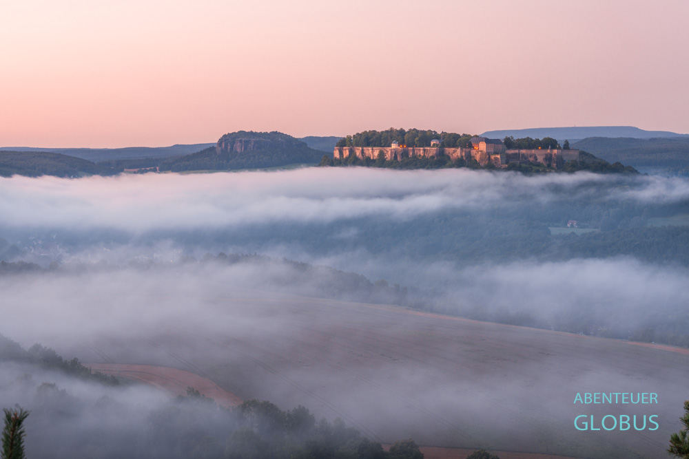 Festung Königstein und Tafelberg Pfaffenstein (links) im Morgendunst in der Sächsischen Schweiz
