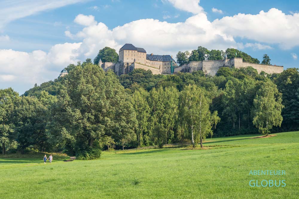 Zwei Wanderer auf der Wiese auf dem Weg zur Festung Königstein im Elbsandsteingebirge, Sachsen