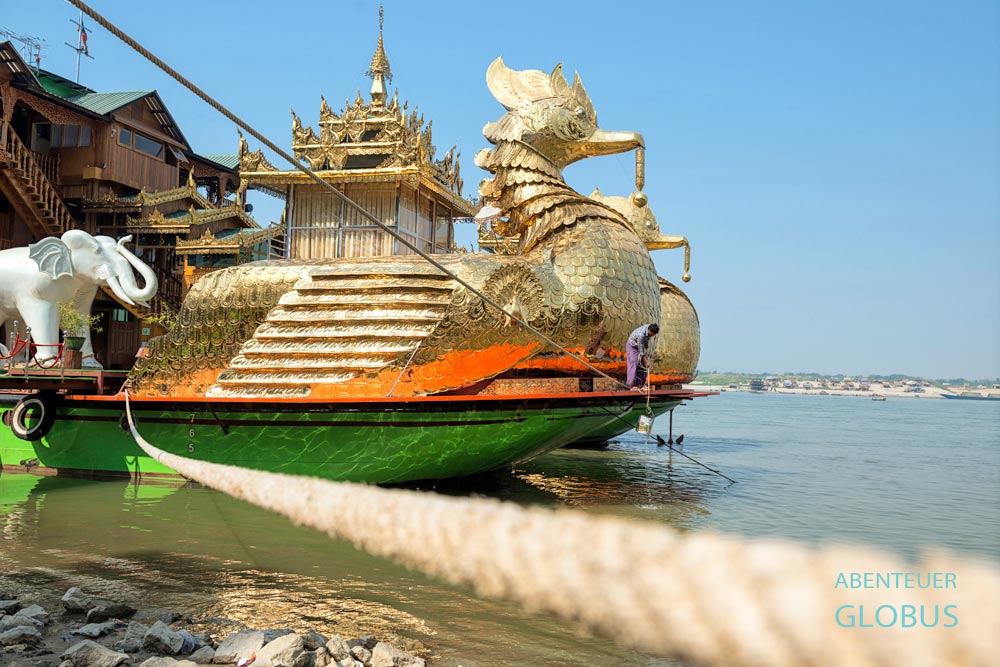 Goldene Barke auf dem Ayeyarwady-Fluss in Mandalay, Myanmar