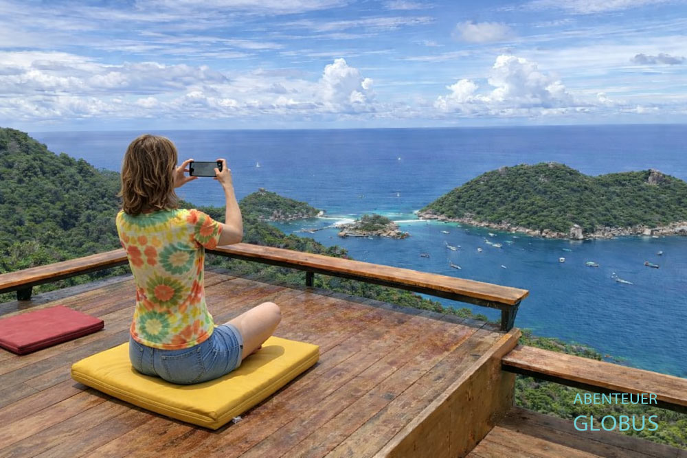 Grape Viewpoint auf Koh Tao: Frau fotografiert die Insel Koh Nang Yuan, Thailand