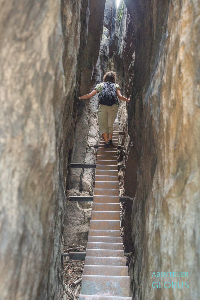 Frau auf der Himmelsleiter nahe Kuhstall, bei Bad Schandau, Elbsandsteingebirge
