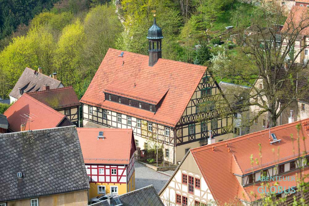 Fachwerkhäuser: Rathaus und Touristinformation in der Altstadt von Hohnstein