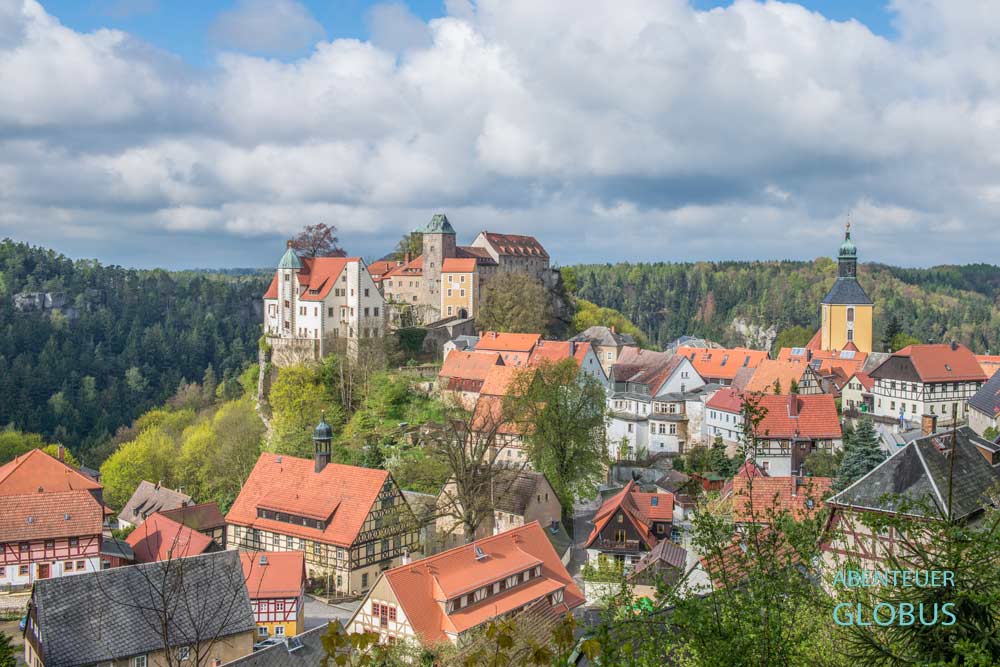 Blick auf die Burgstadt Hohnstein mit Burg Hohnstein, Rathaus und Stadtkirche im Elbsandsteingebirge