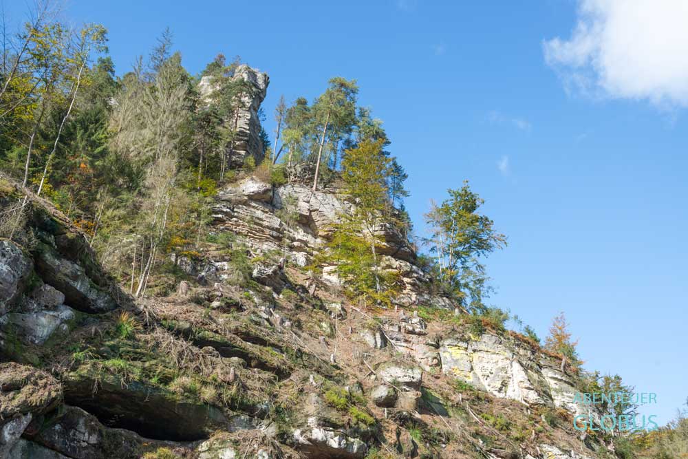 Felsmassiv Hockstein mit der Hocksteinaussicht, gesehen vom Polenztal bei Hohnstein