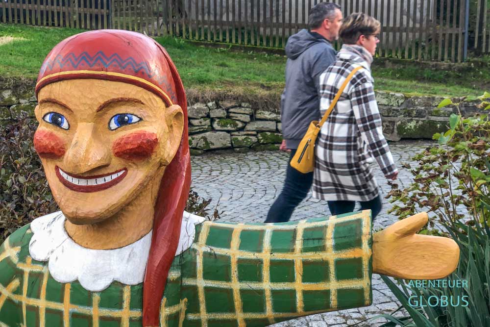 Bunte Holzfigur des Hohnsteiner Kaspers in Hohnstein, Sächsische Schweiz, Sachsen
