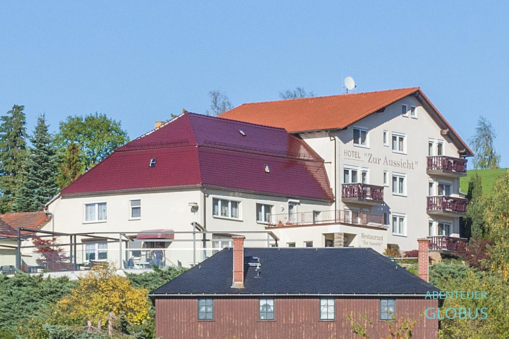 Auf dem Berg liegt das Hotel Zur Aussicht in Hohnstein in Sachsen.