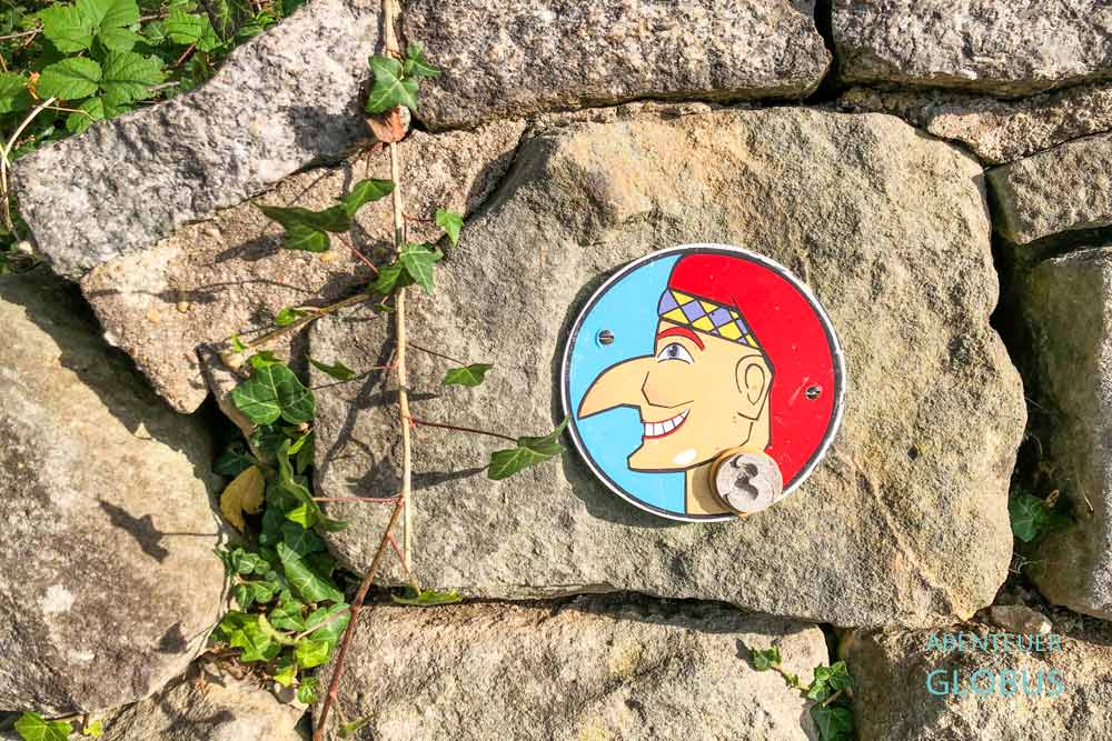 Schild vom Hohnsteiner Kasperpfad in Hohnstein im Elbsandsteingebirge