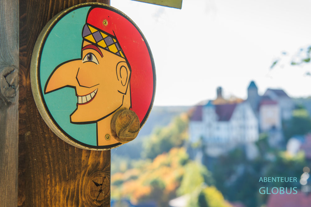 Schild des Hohnsteiner Kaspers am Hohnsteiner Kasperpfad in Hohnstein, Sachsen