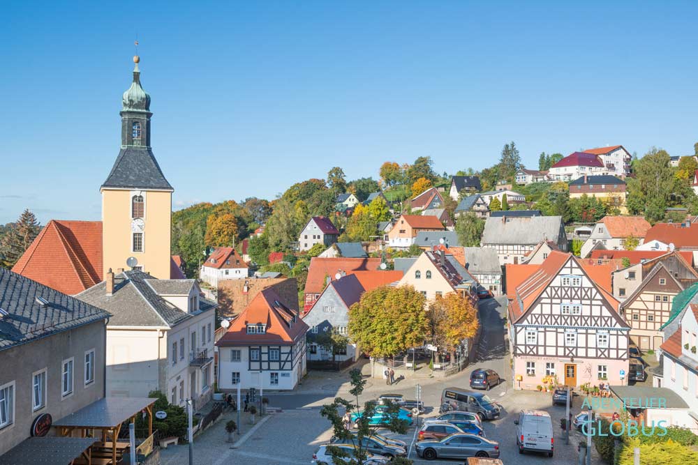 Stadtkirche und Fachwerkhäuser am Markt in Hohnstein, Sächsische Schweiz