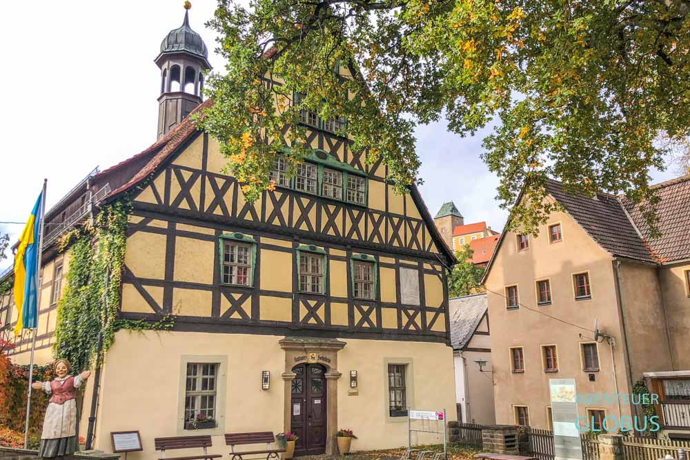 Rathaus von Hohnstein im Fachwerkgebäude mit Türmchen, Sachsen