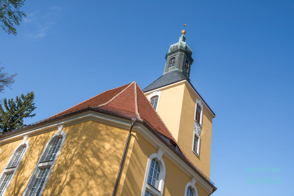 Stadtkirche mit gelbem Turm in Hohnstein, Sächsische Schweiz
