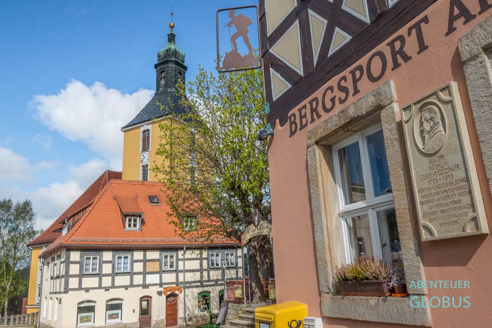 Stadtkirche mit gelben Turm und Fachwerkhäuser in Hohnstein, Sächsische Schweiz