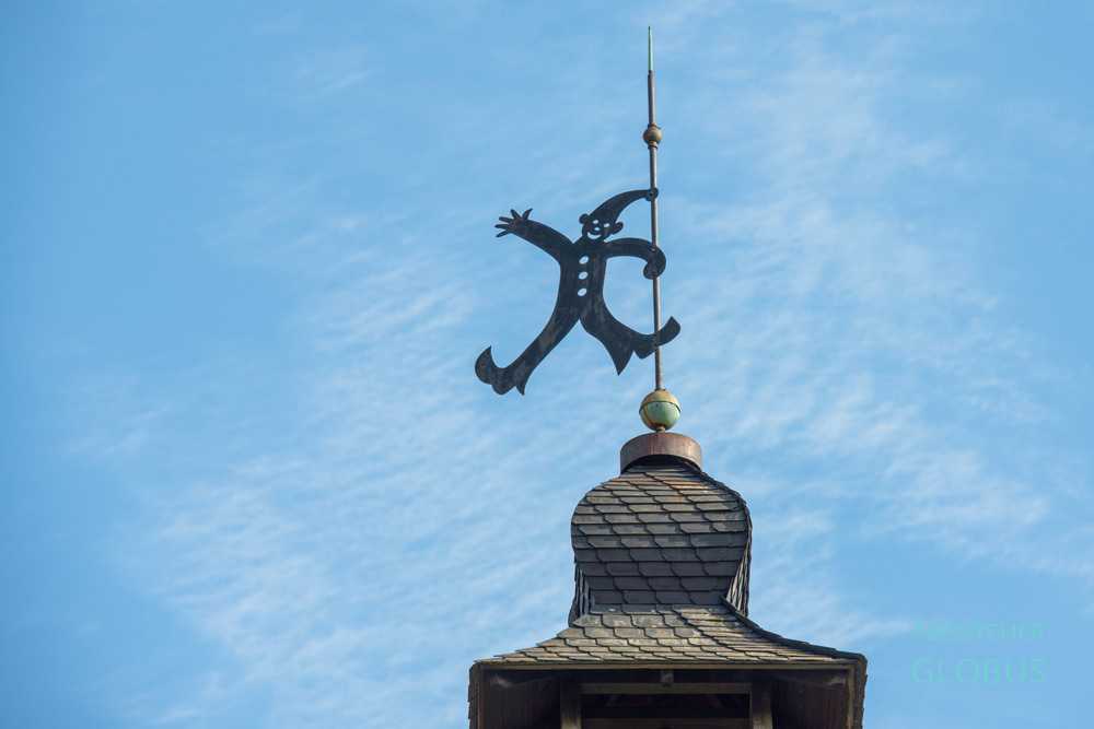 Hohnsteiner Kasper als Wetterfahne auf dem Max-Jacob-Theater, der Traditionsstätte des Hohnsteiner Handpuppenspiels in Hohnstein