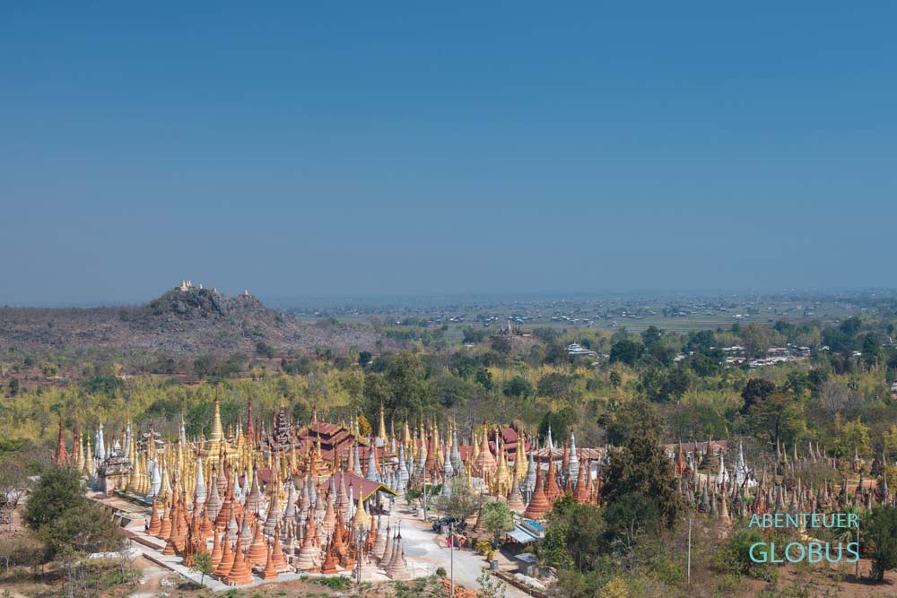 Blick vom Aussichtspunkt auf das Pagodenfeld von Indein am Inle-See in Myanmar