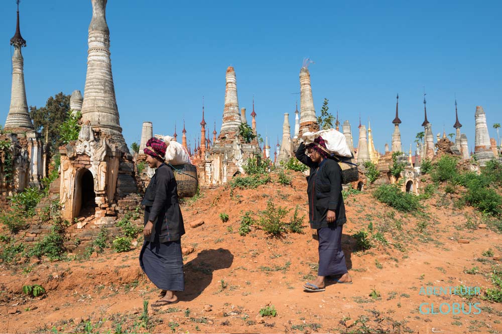Zwei Shan-Frauen gehen durch das historische Pagodenfeld von Indein am Inle-See