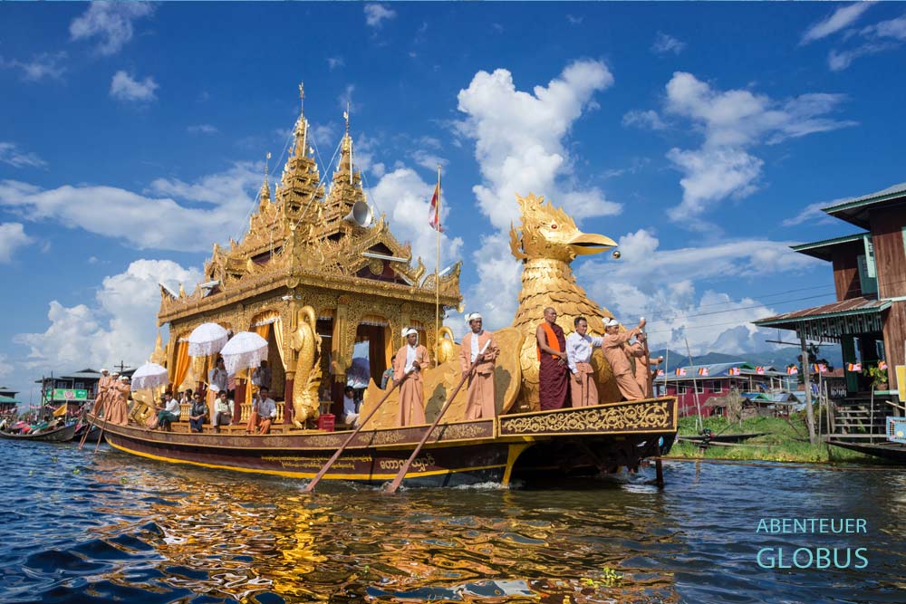 Goldene Barke mit den fünf Buddha-Statuen während des Phaung Daw U Festivals auf dem Inle-See in Myanmar.