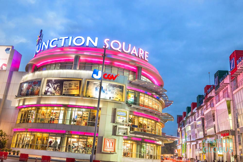 Am Abend hell erleuchtetes Shoppingcenter Junction Sqare in Yangon