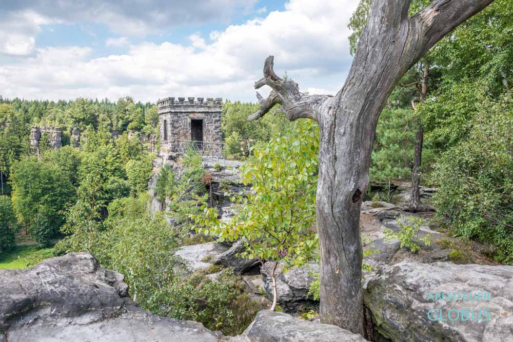 Aussichtspunkt Kaiser-Wilhelm-Feste im Bielatal hinter Felsen und Bäumen.