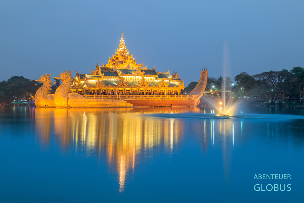 Beleuchteter Karaweik Palace am Kandawgyi-See im Kandawgyi Park in Yangon