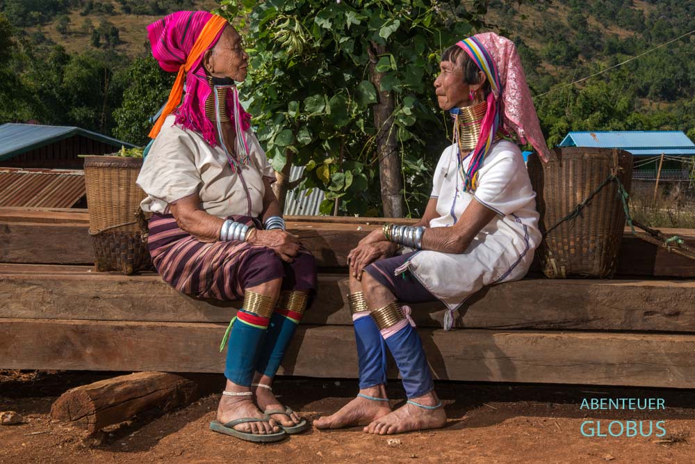 Ältere Padaung-Frauen in traditioneller Kleidung im Gespräch im Dorf Panpet, Myanmar.