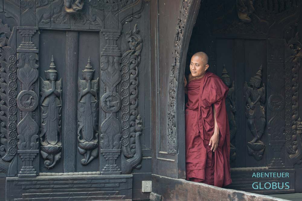 Buddhistischer Mönch im Teakholzkloster Shwe In Bin Kyaung in Mandalay