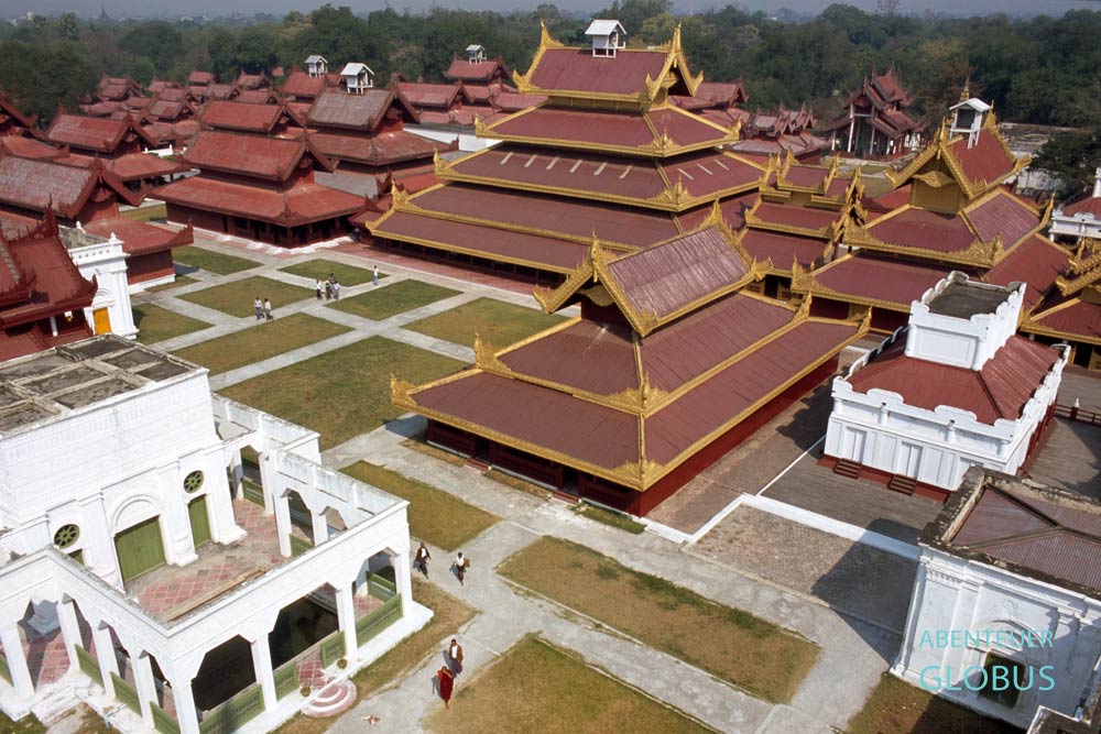 Vom Aussichtsturm eröffnet sich der Blick auf die Häuser des Königspalastes in Mandalay
