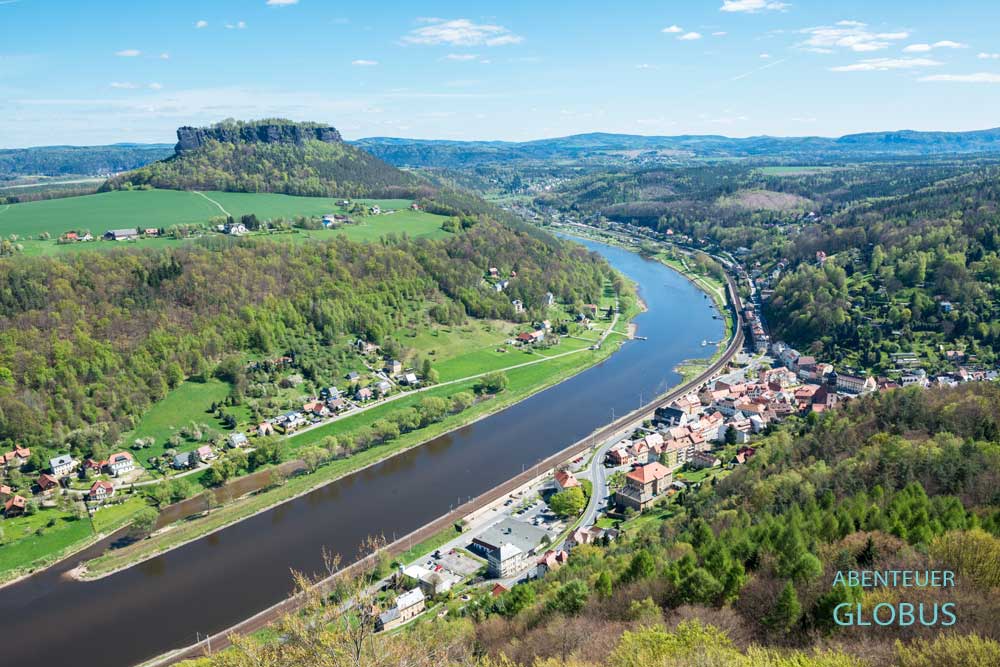 Elbtal mit Ort Königstein (rechts) und Tafelberg Lilienstein in der Sächsischen Schweiz