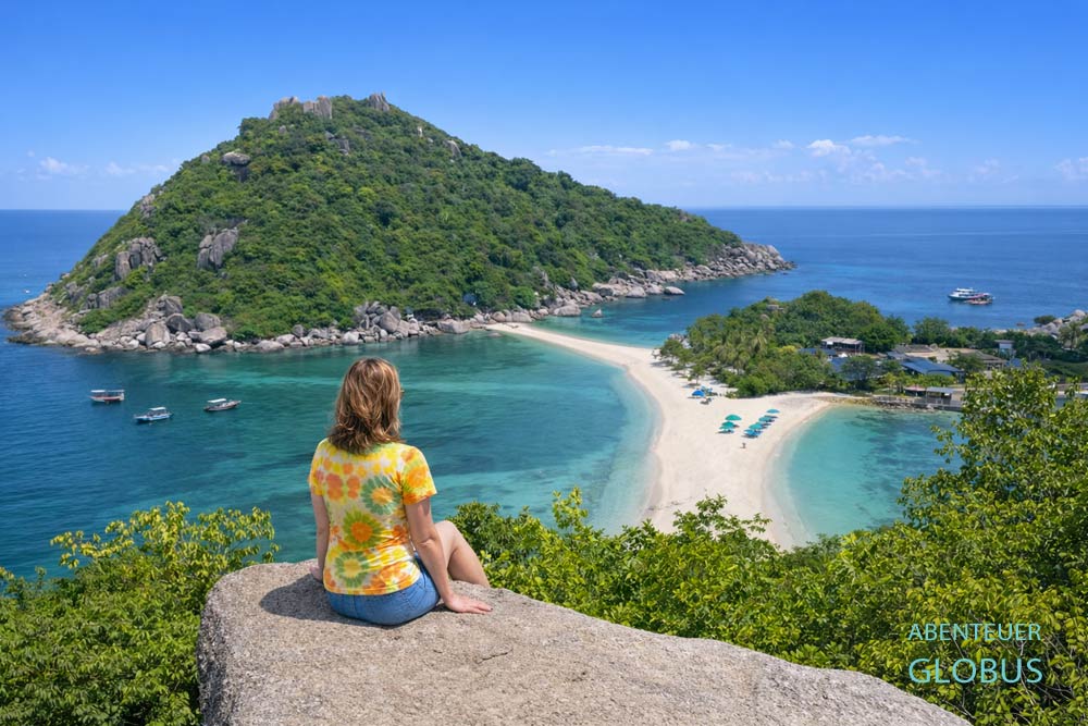 Blick vom Viewpoint: Eine Frau schaut auf Koh Nang Yuan und die Strände, Thailand