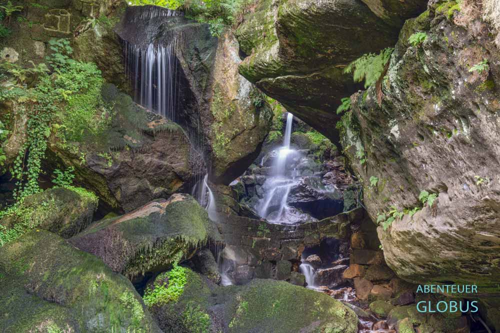 Lichtenhainer Wasserfall zwischen bemoosten Felsen im Kirnitzschtal, bei Bad Schandau