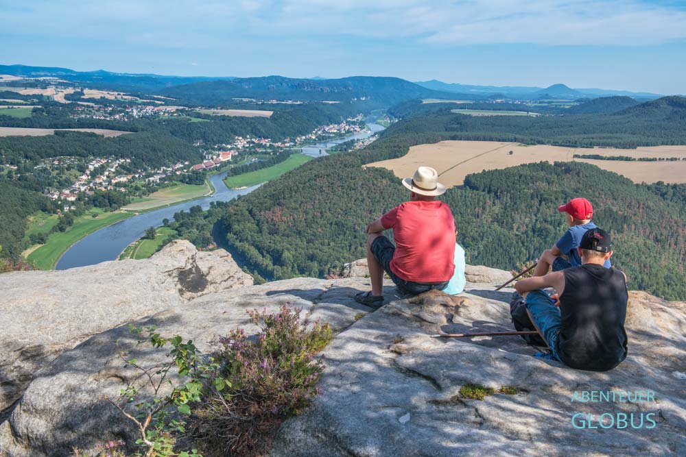 Drei Touristen auf dem Tafelberg Lilienstein mit Blick ins Elbtal in der Sächsischen Schweiz, Sachsen