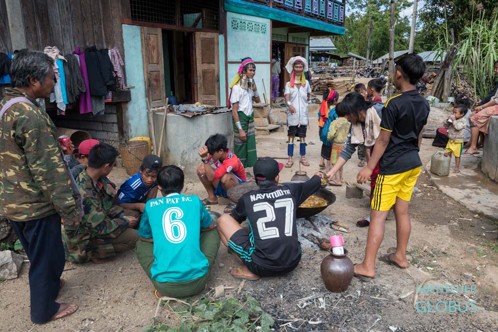 Männer kochen beim Volksfest im Dorf Panpet der Padaung in Myanmar.