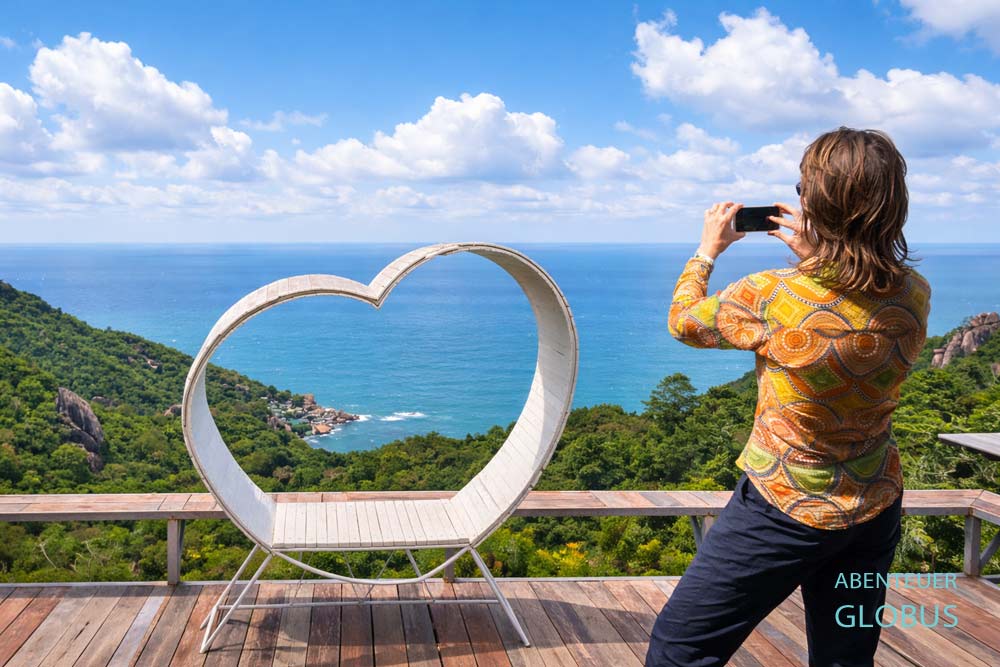 Love Koh Tao Viewpoint: Frau fotografiert Herzmotiv mit Meerblick, Thailand.