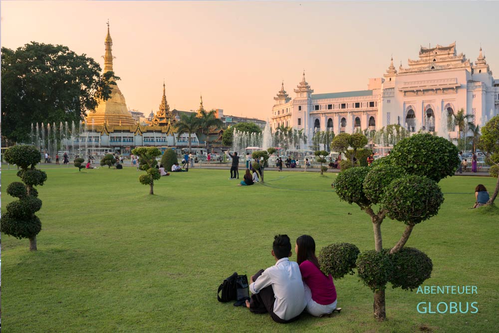 Parkanlage Mahabandoola Garden in Yangon mit Spaziergängern und Paaren