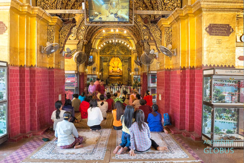 Betende Frauen im Gebetsraum der Mahamuni-Pagode vor dem Mahamuni-Buddha in Mandalay