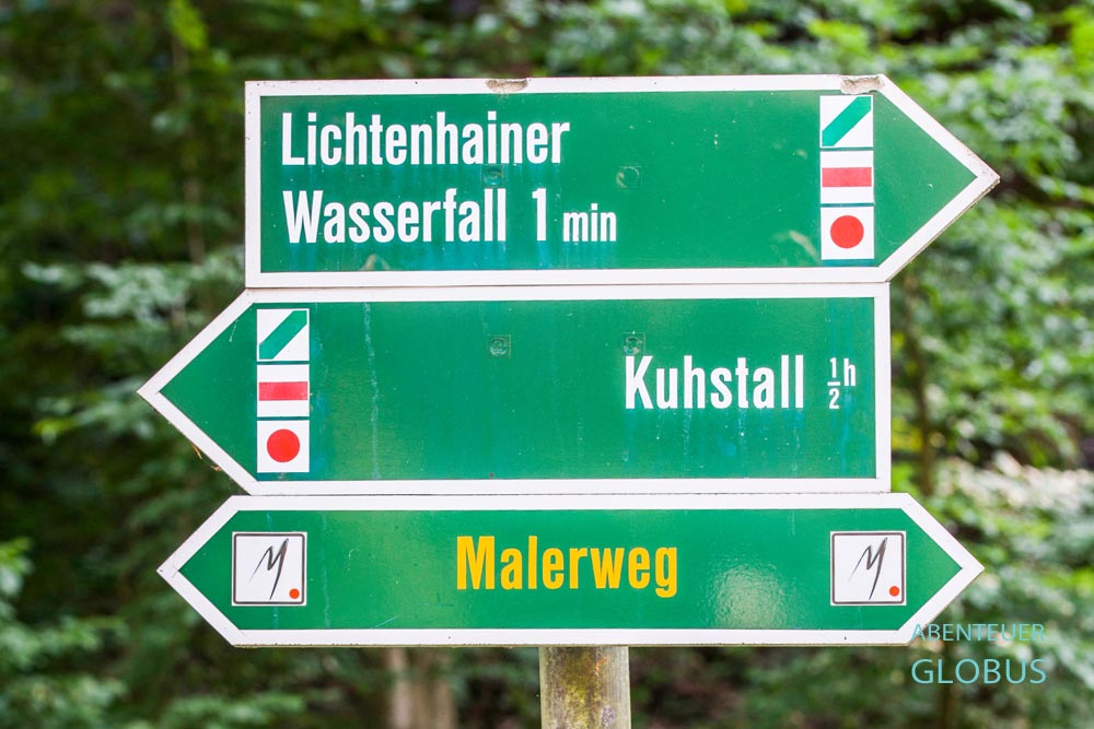 Grüne Hinweisschilder am Malerweg nahe Lichtenhainer Wasserfall im Nationalpark Sächsische Schweiz
