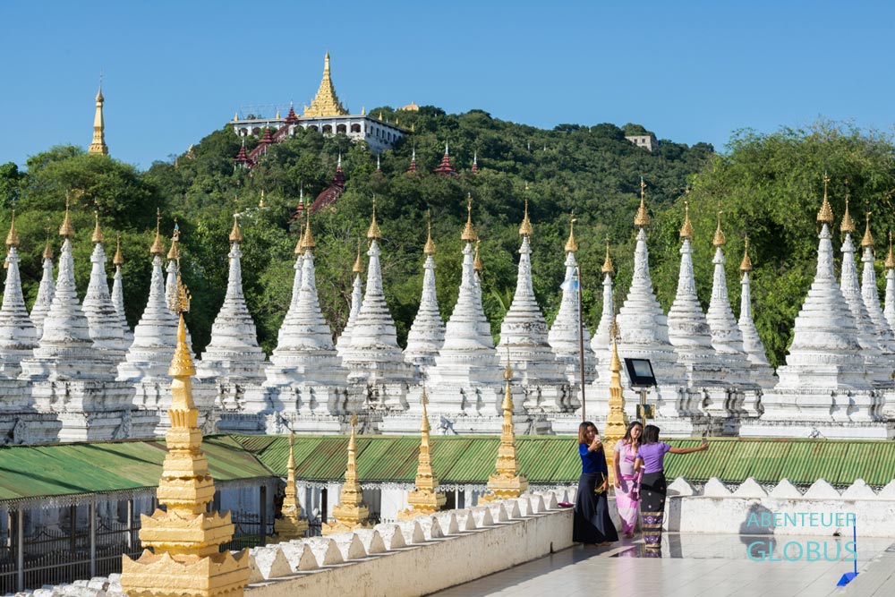 Frauen machen Selfies in der Sandamuni-Pagode vor dem Mandalay Hill in Mandalay