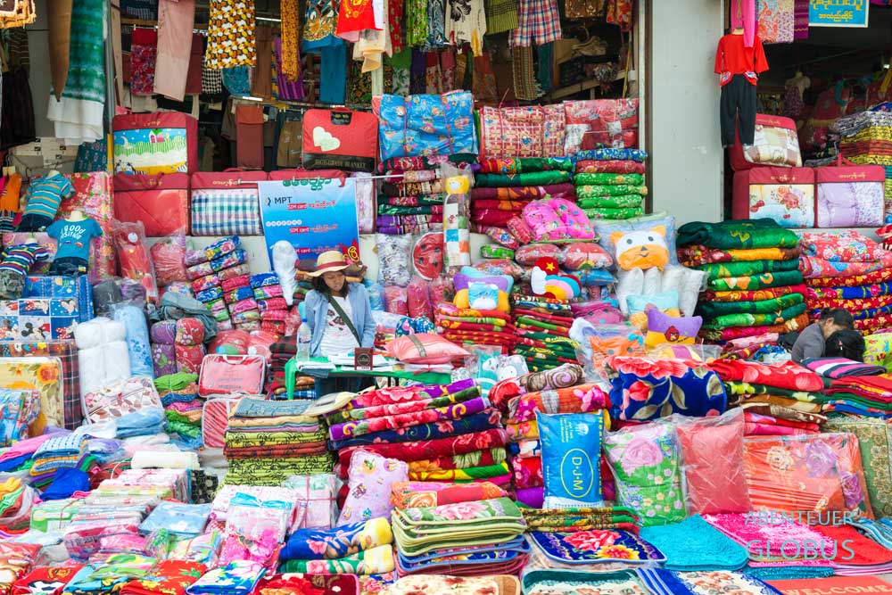Im Zeigyo-Markt in Mandalay verkauft eine Frau dicke Decken aus ihrem Verkaufsstand.