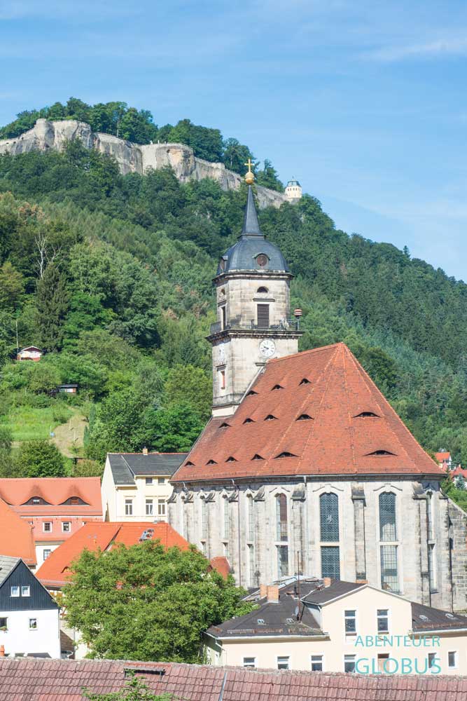 Stadtkirche St. Marien in Königstein, dahinter Festung Königstein auf Berg
