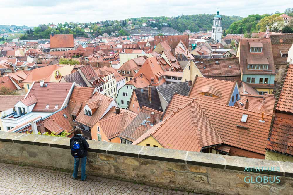 Touristin nahe Torhaus und Blick auf die Altstadt von Meißen mit weißem Turm der Frauenkirche
